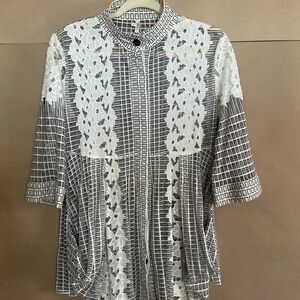 Lindi button down top. 3/4 sleeve. Floral. Size S